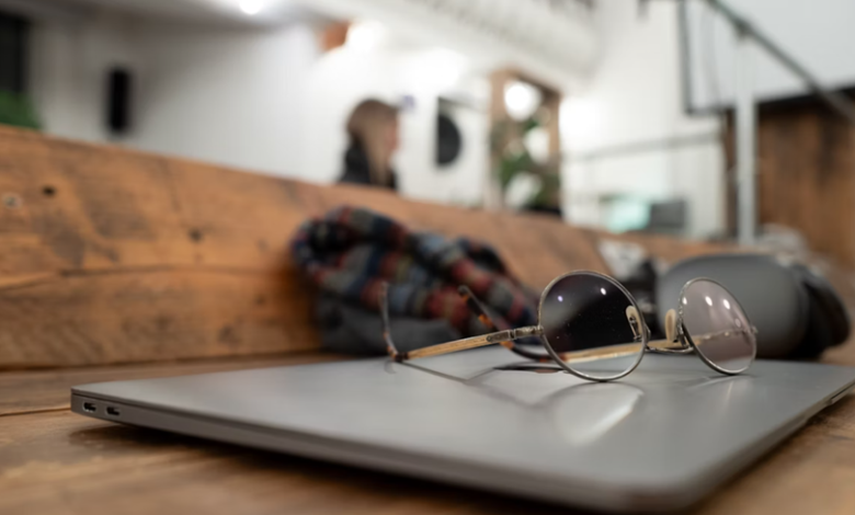 How to Choose Stylish and Affordable Eyeglasses Online