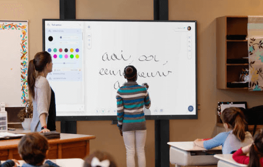 How Digital Boards Help Teachers Manage Time and Curriculum Efficiently